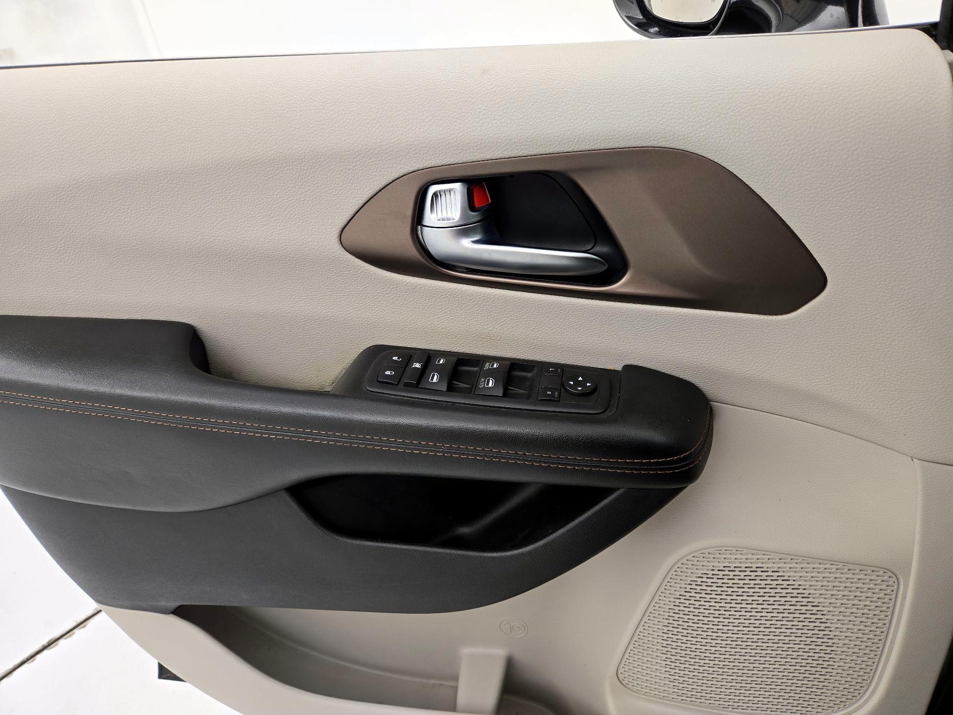 Thumbnail: 2019 Chrysler Pacifica - 12