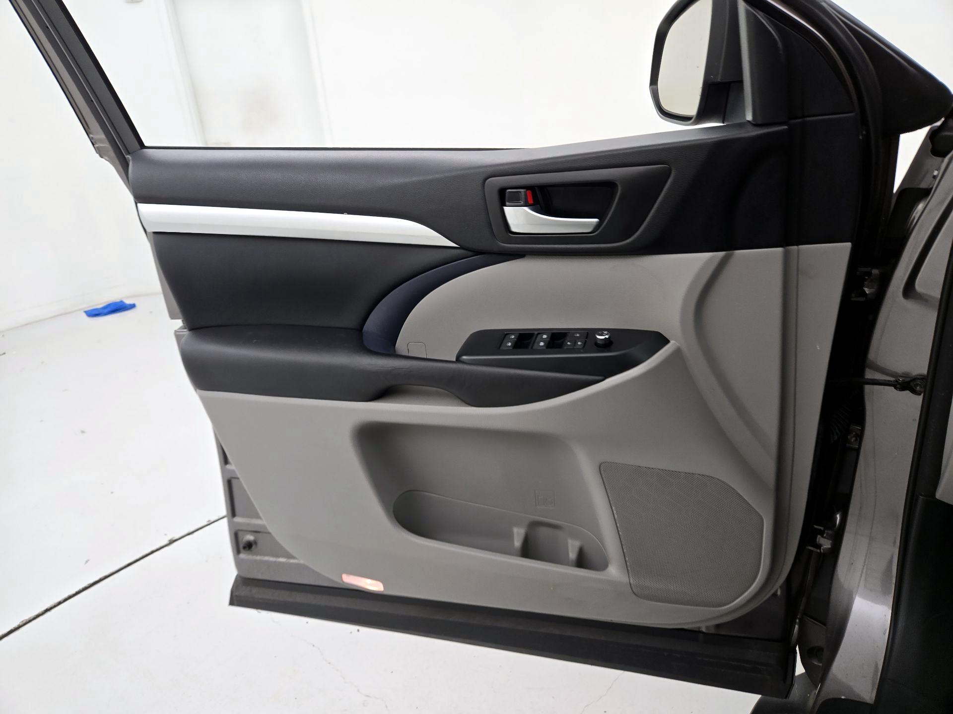 Thumbnail: 2016 Toyota Highlander - 12