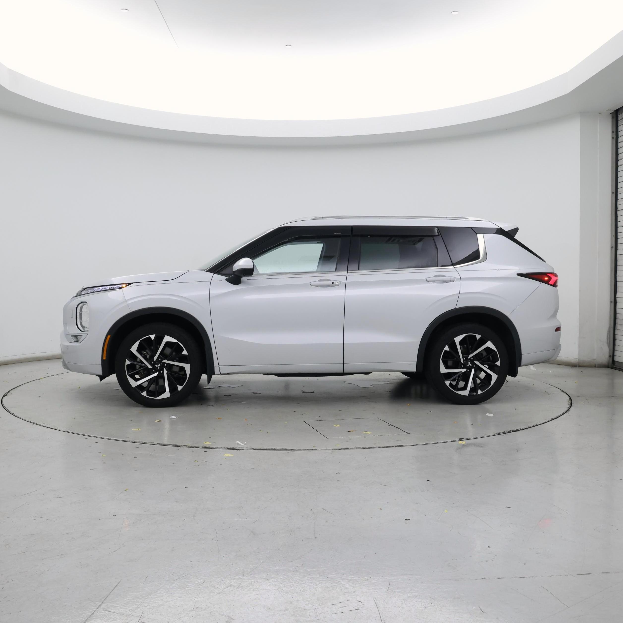 Thumbnail: 2022 Mitsubishi Outlander - 3