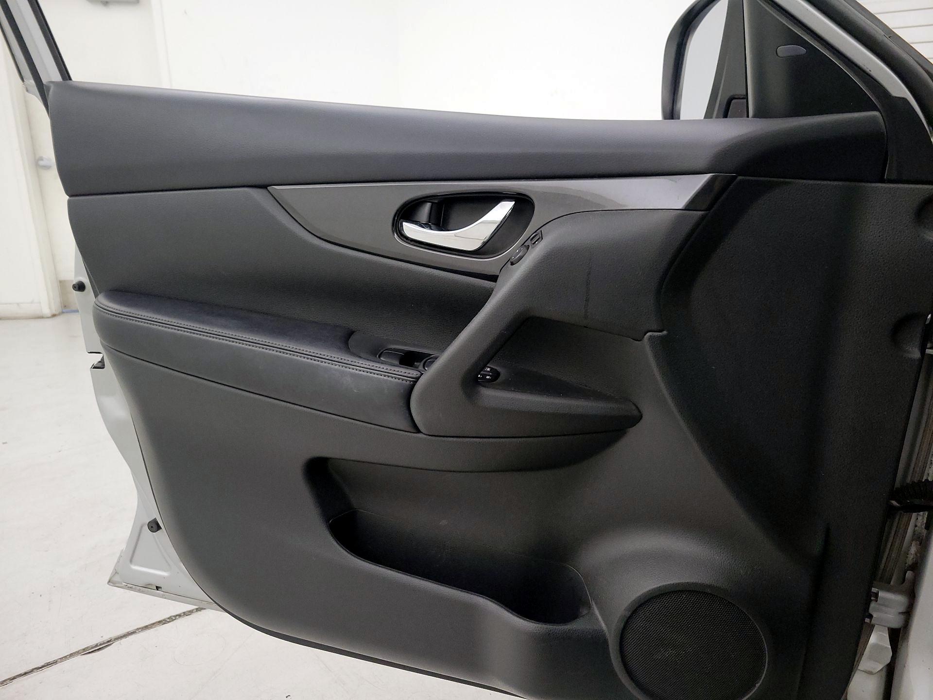 Thumbnail: 2017 Nissan Rogue - 12