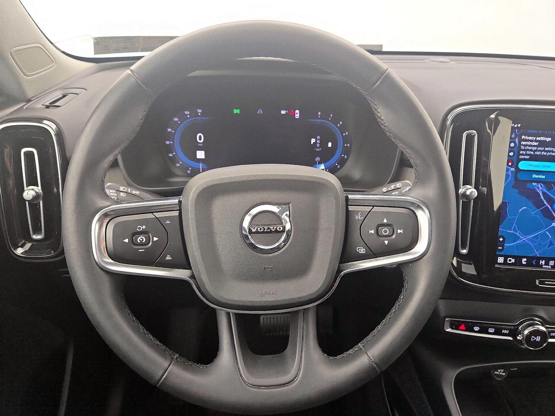 Thumbnail: 2023 Volvo XC40 - 10