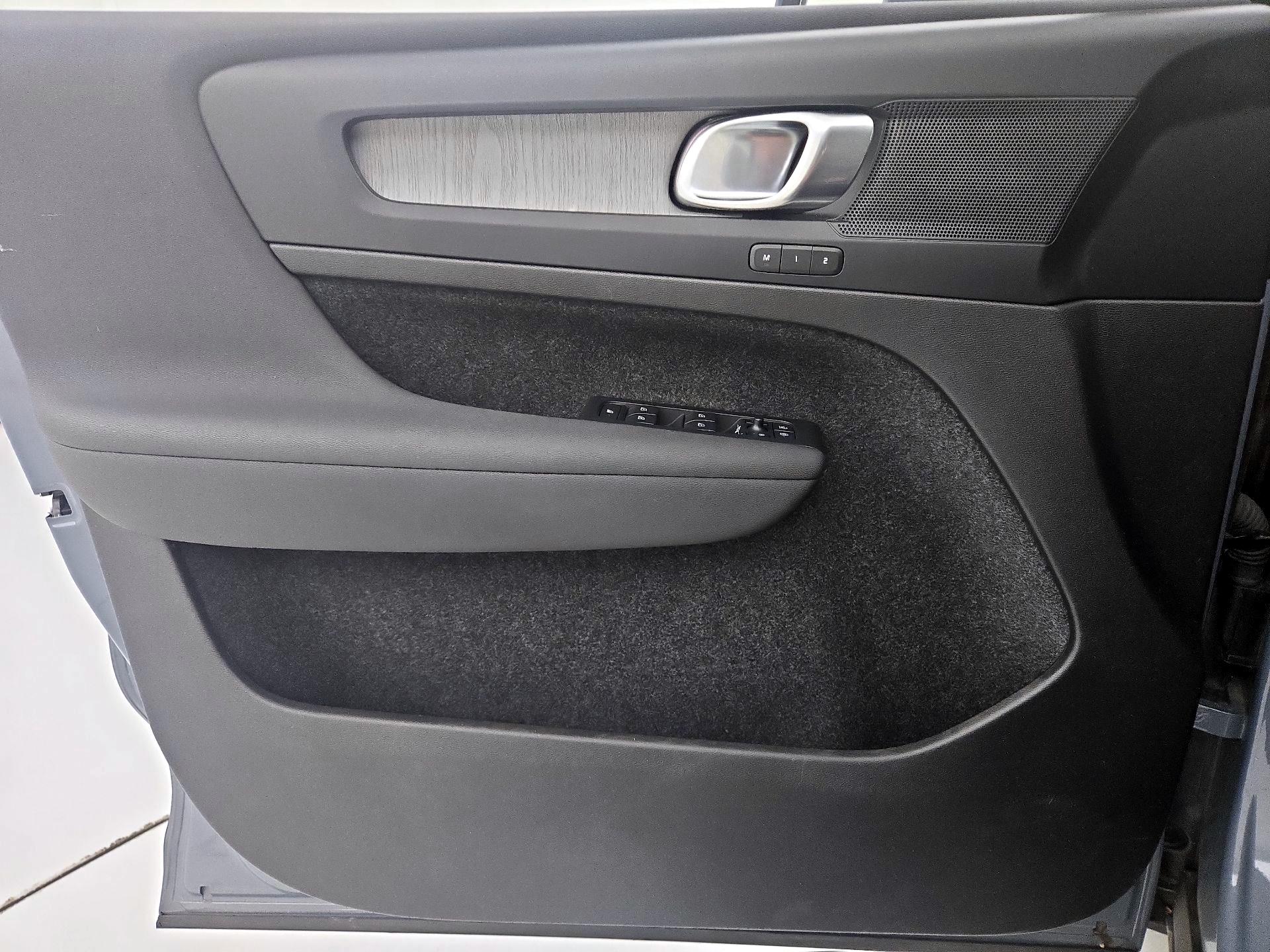 Thumbnail: 2023 Volvo XC40 - 12