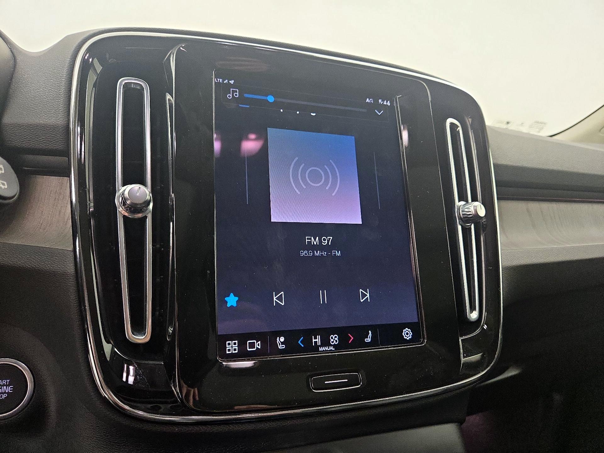 Thumbnail: 2023 Volvo XC40 - 15