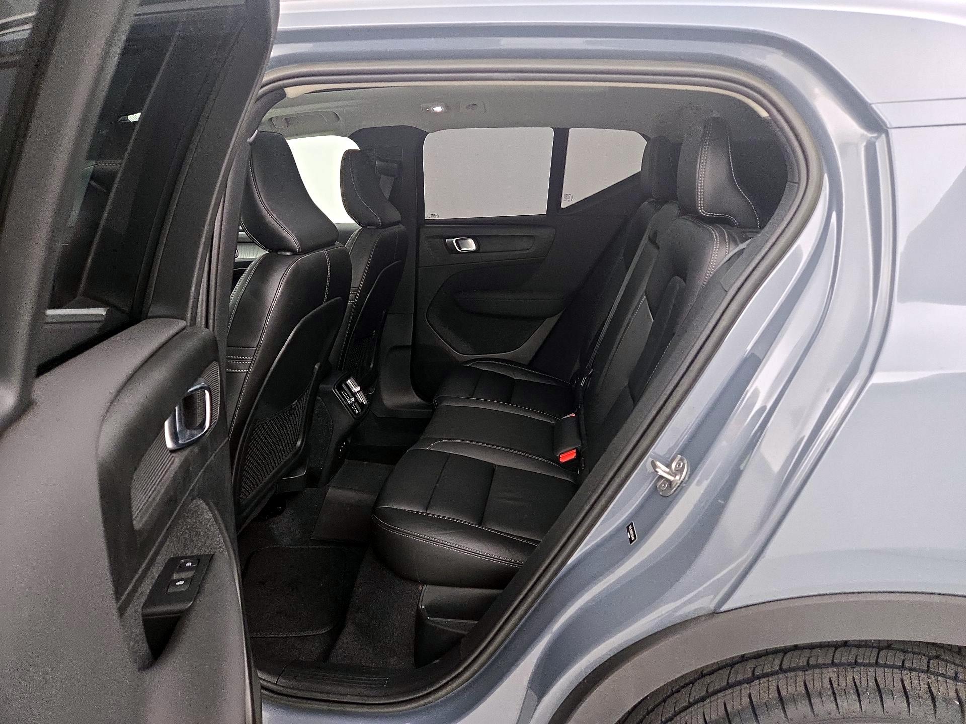 Thumbnail: 2023 Volvo XC40 - 20