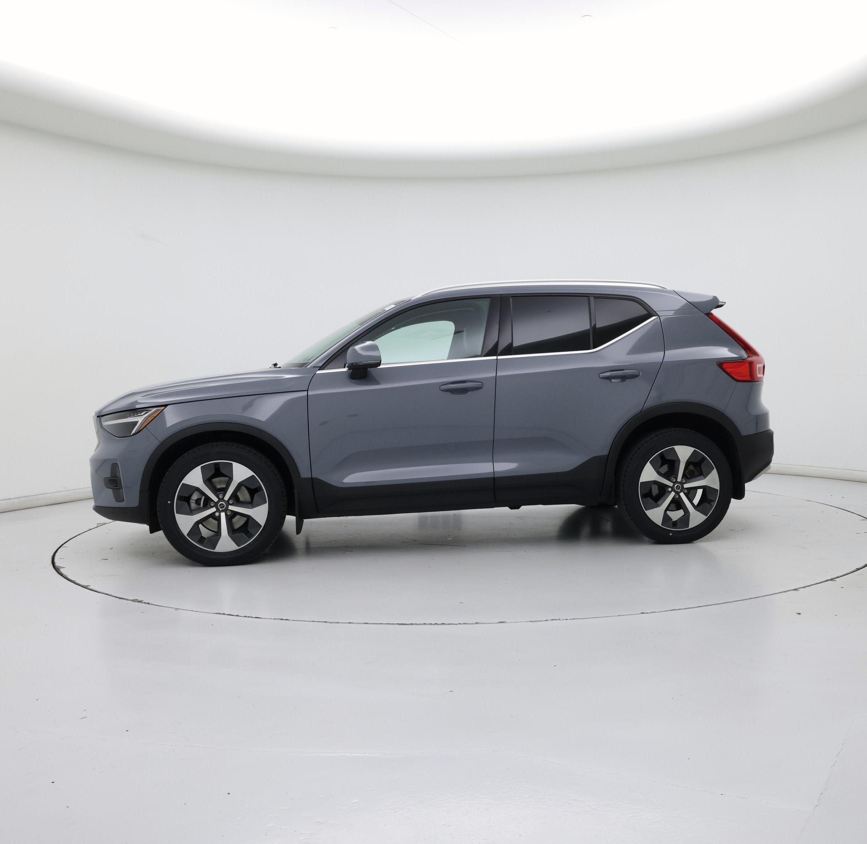 Thumbnail: 2023 Volvo XC40 - 3