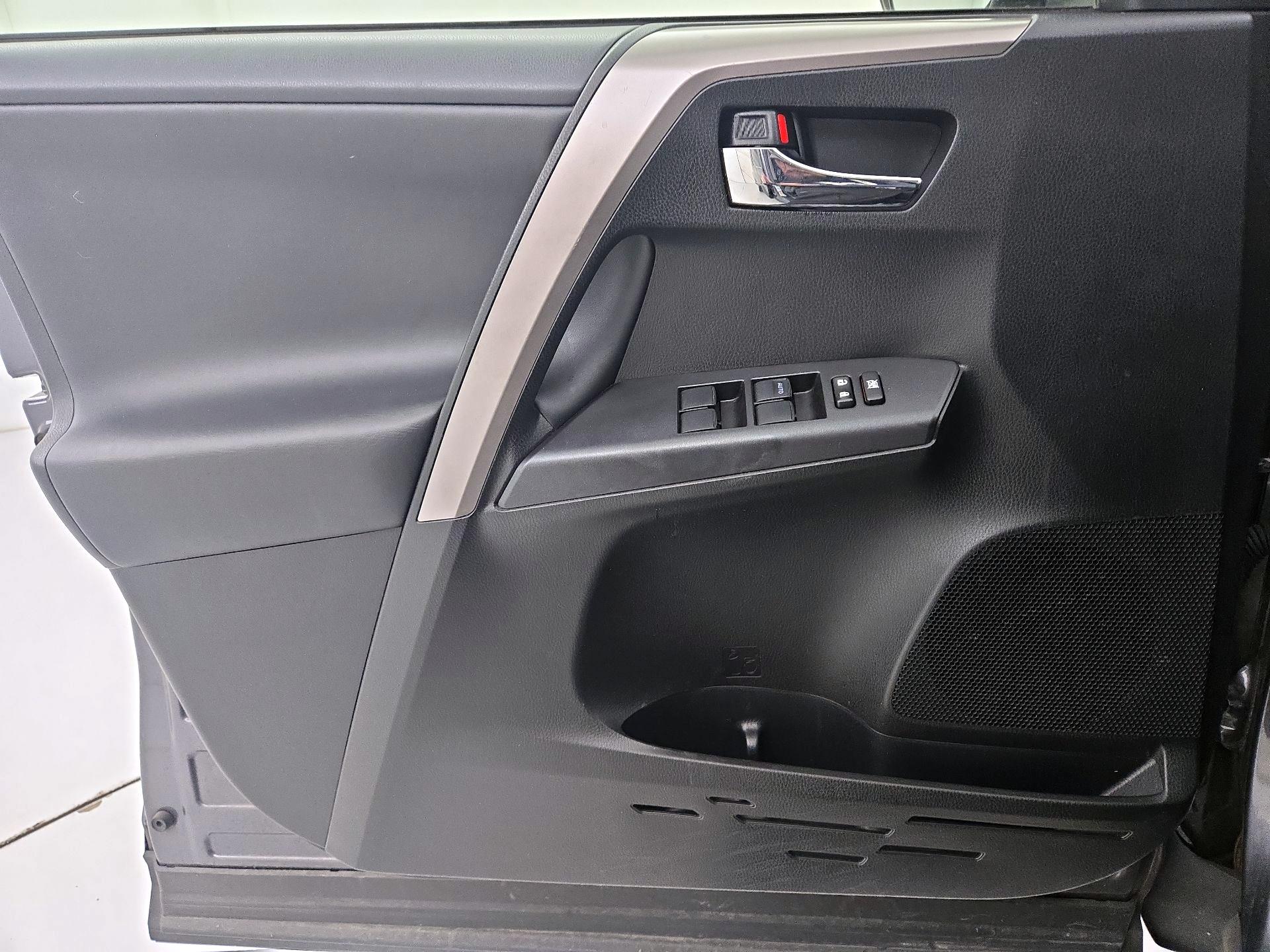 Thumbnail: 2018 Toyota RAV4 - 12