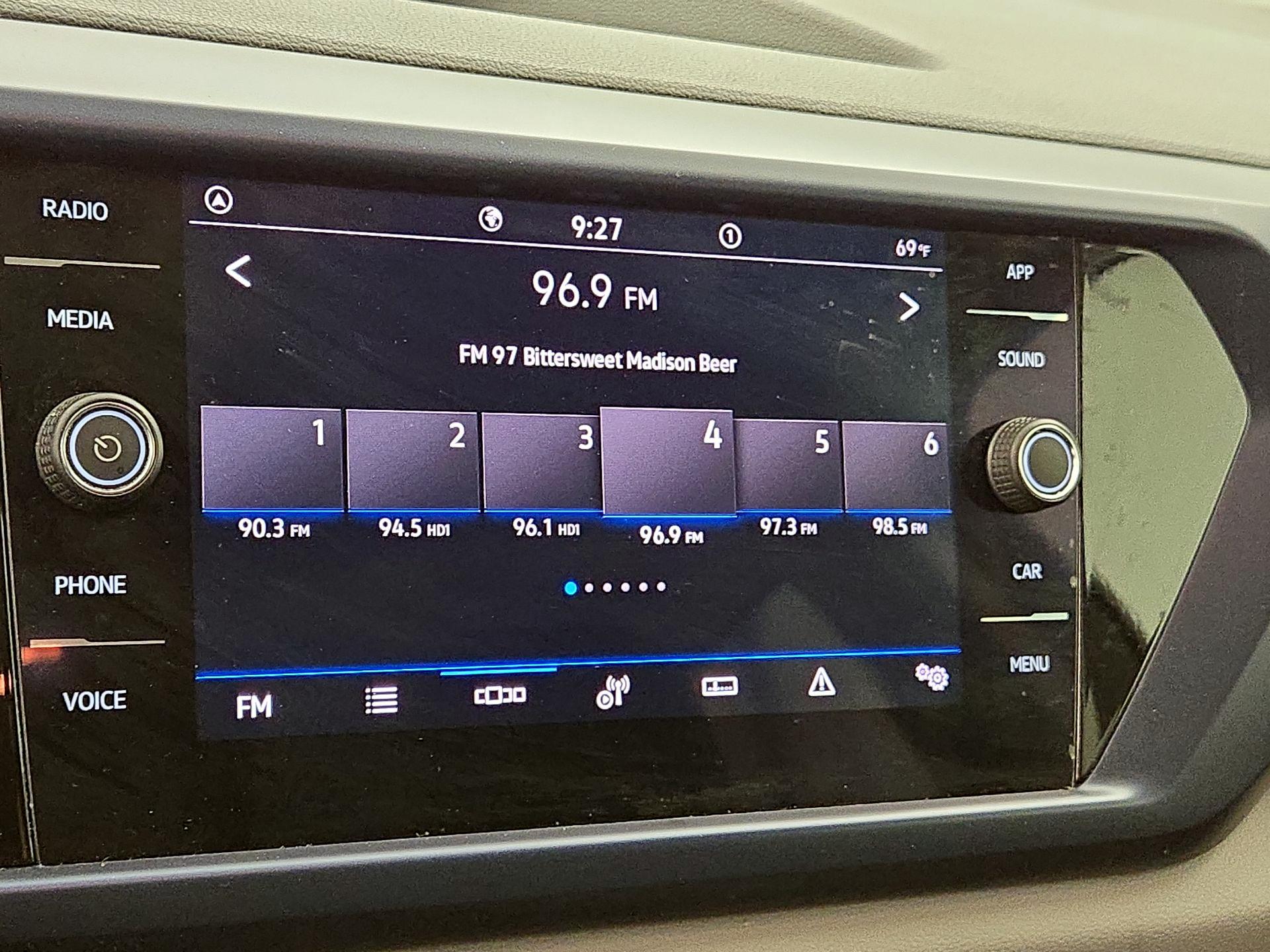 Thumbnail: 2022 Volkswagen Taos - 14