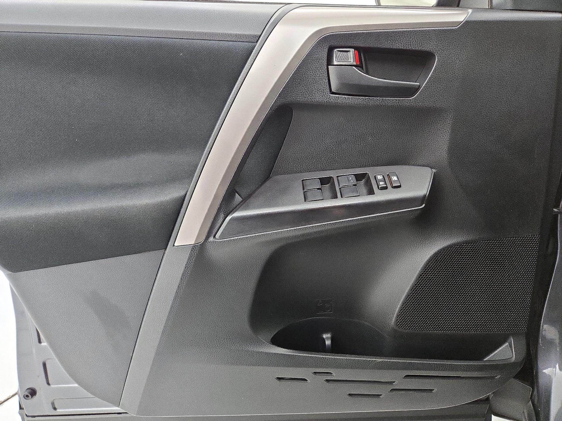 Thumbnail: 2018 Toyota RAV4 - 12