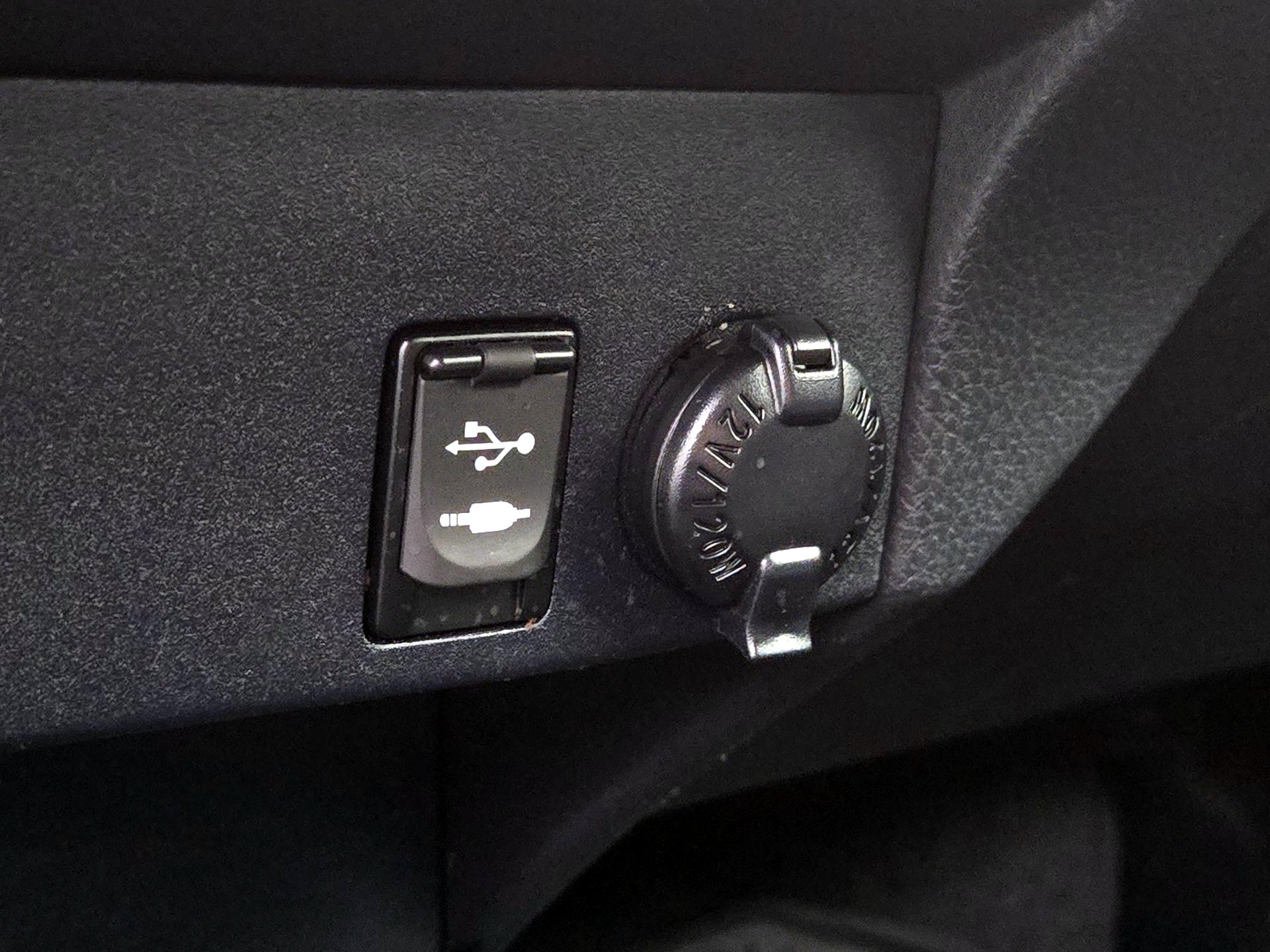 Thumbnail: 2018 Toyota RAV4 - 17