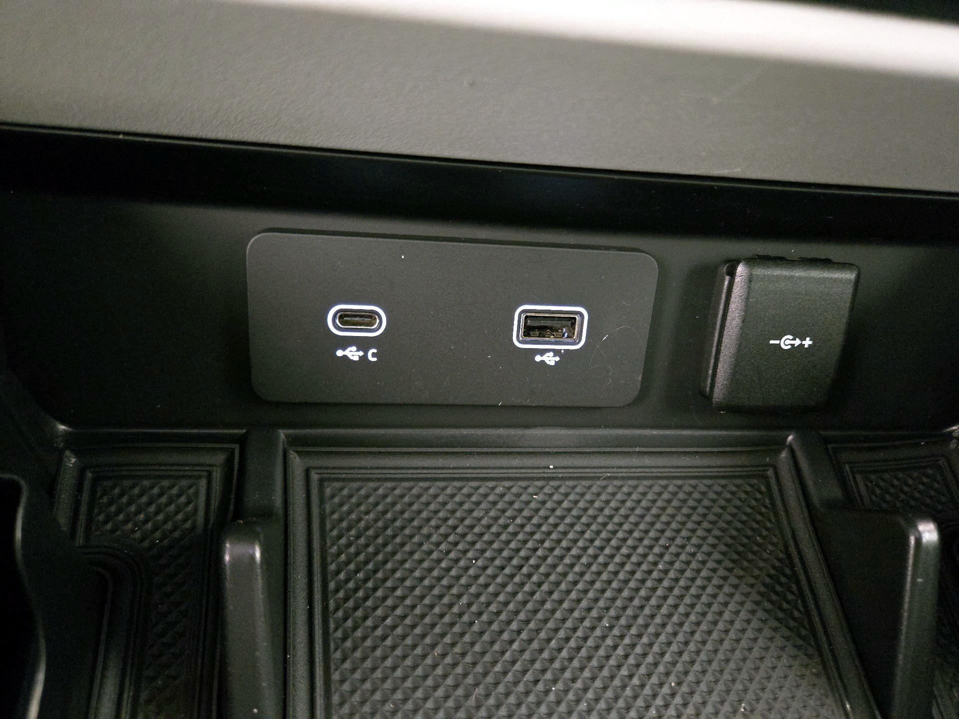 Thumbnail: 2022 Land Rover Defender - 17