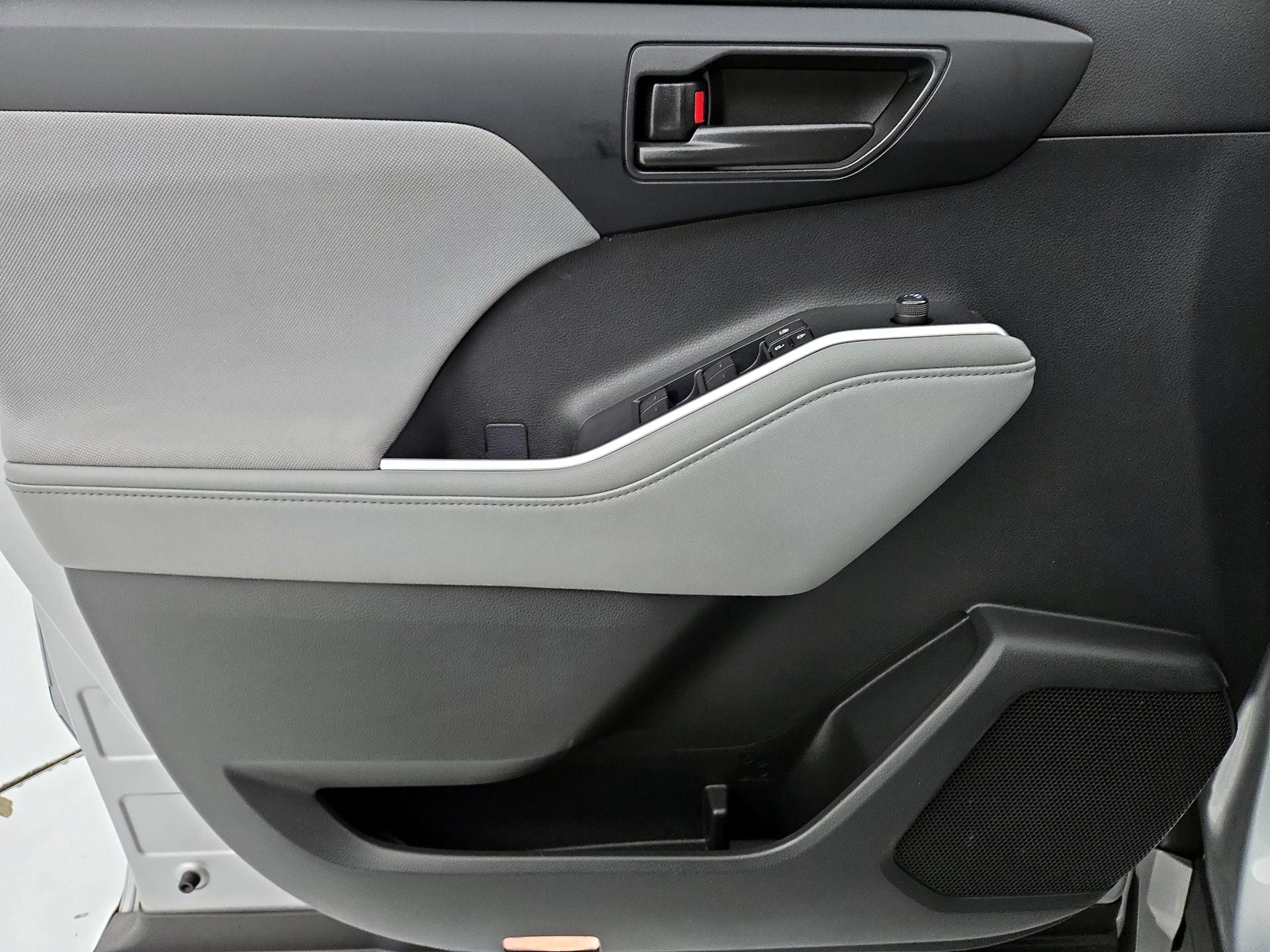 Thumbnail: 2023 Toyota Highlander - 12