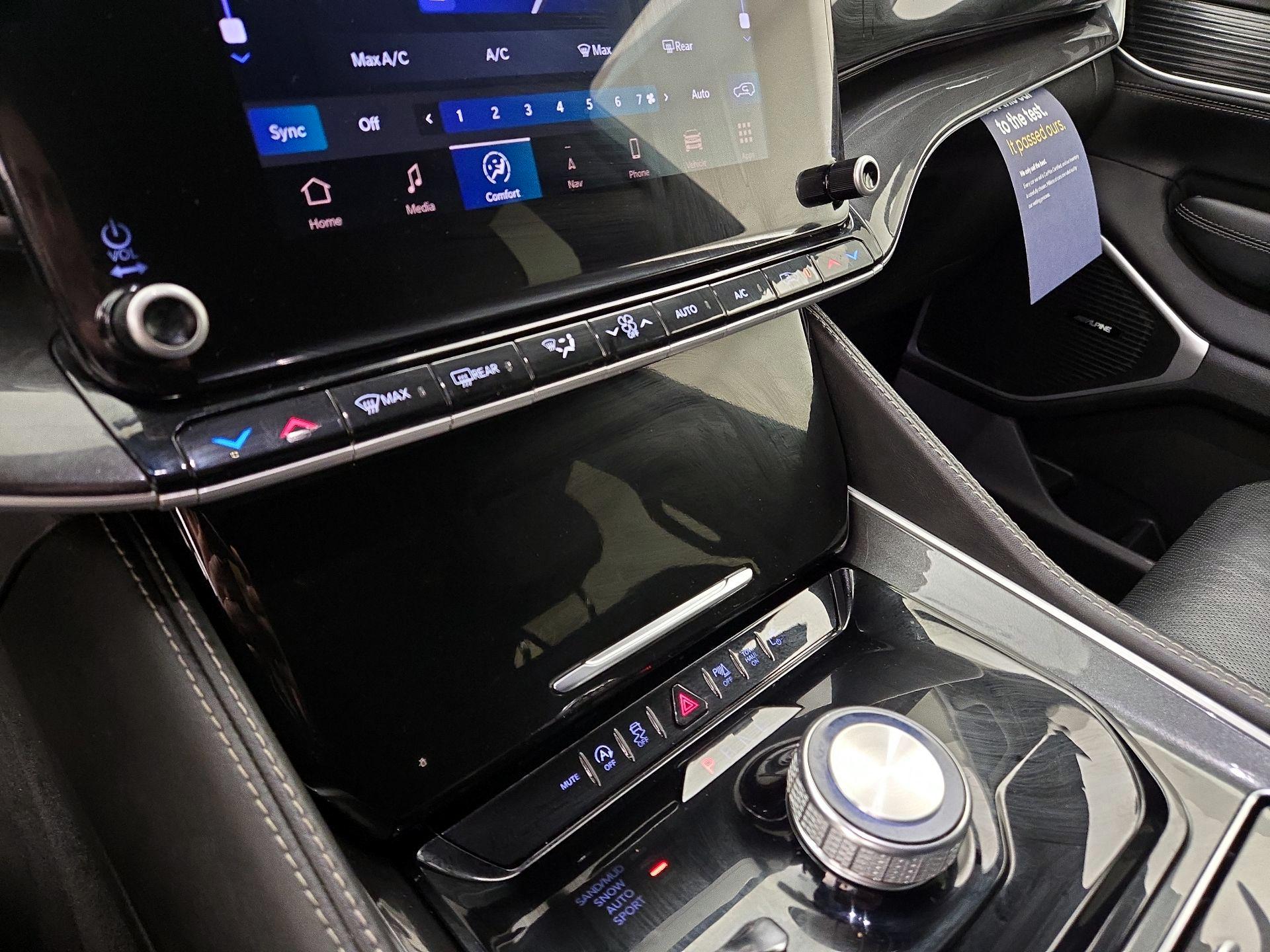 Thumbnail: 2023 Jeep Wagoneer - 16