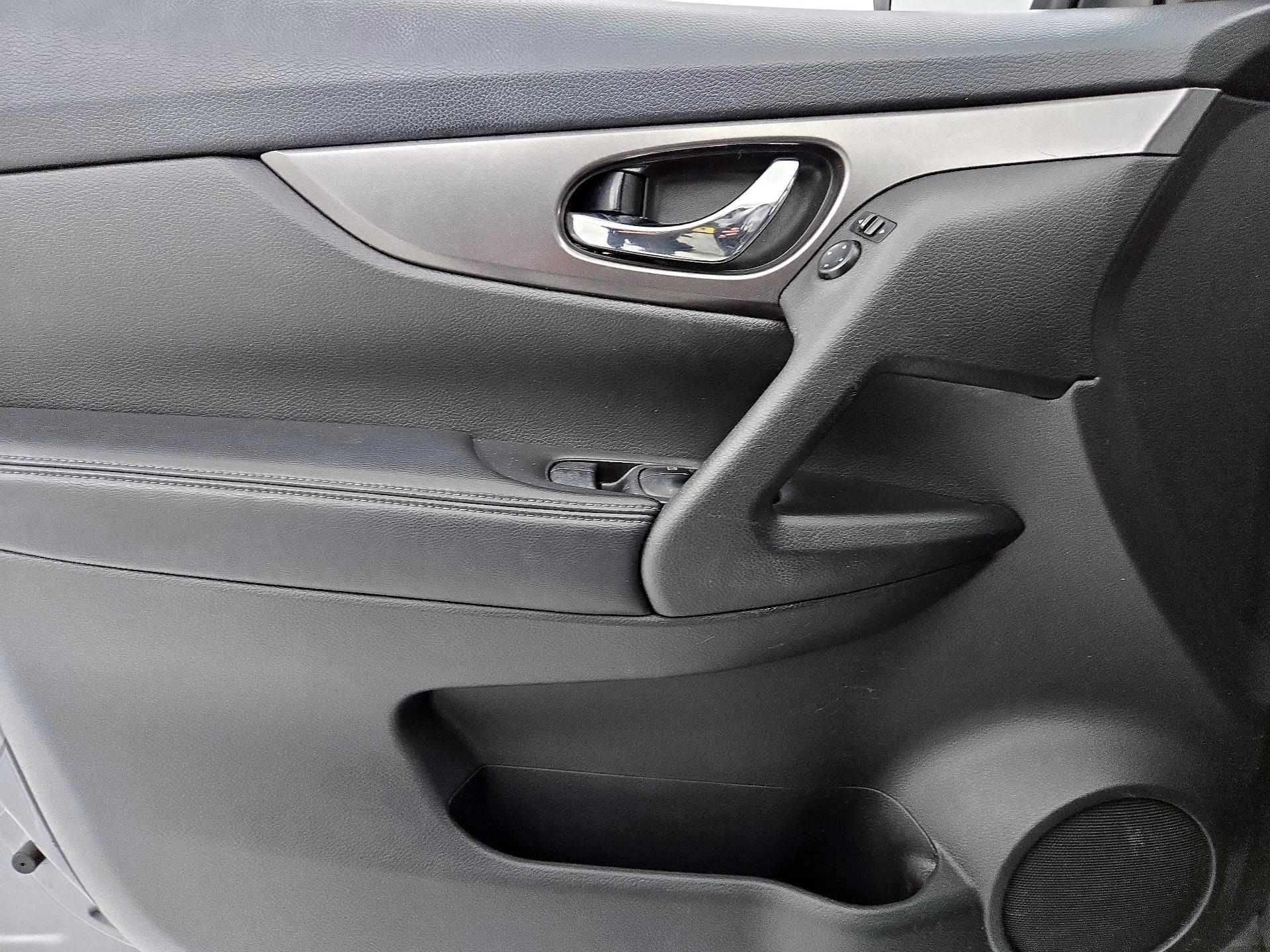 Thumbnail: 2015 Nissan Rogue - 12