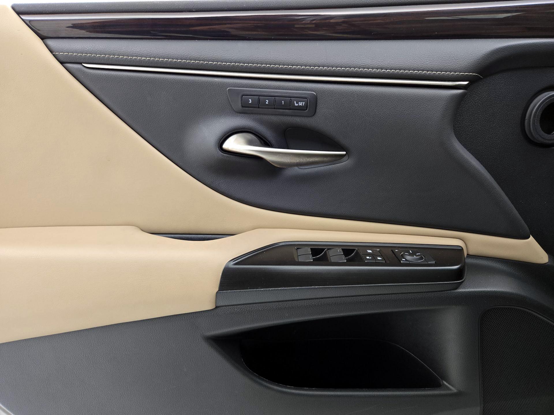 Thumbnail: 2019 Lexus ES - 12