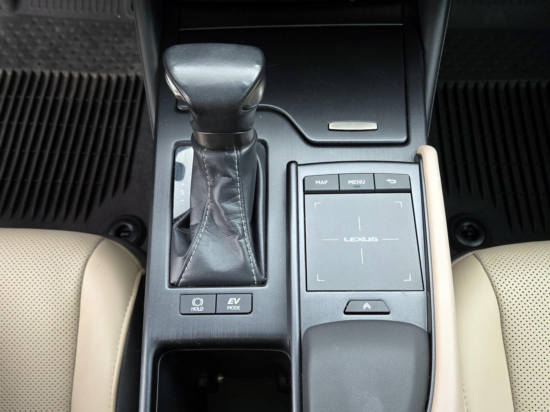 Thumbnail: 2019 Lexus ES - 17