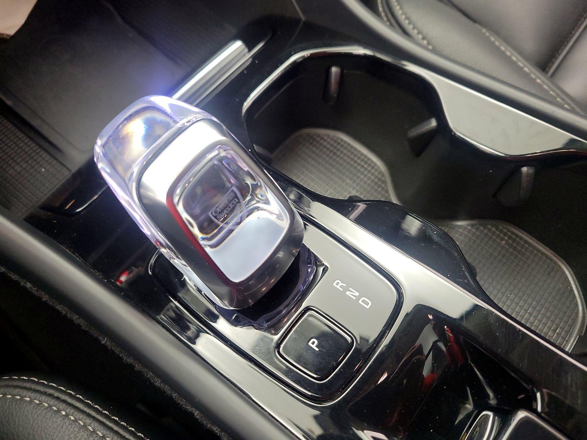 Thumbnail: 2025 Volvo XC40 - 16