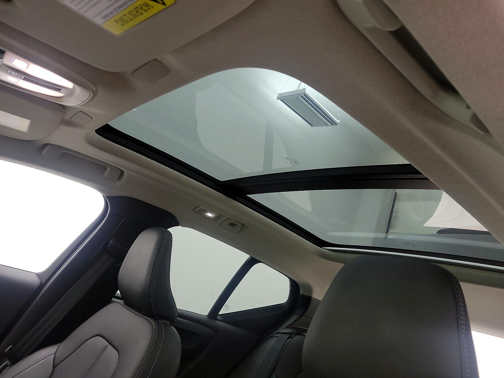 Thumbnail: 2025 Volvo XC40 - 17