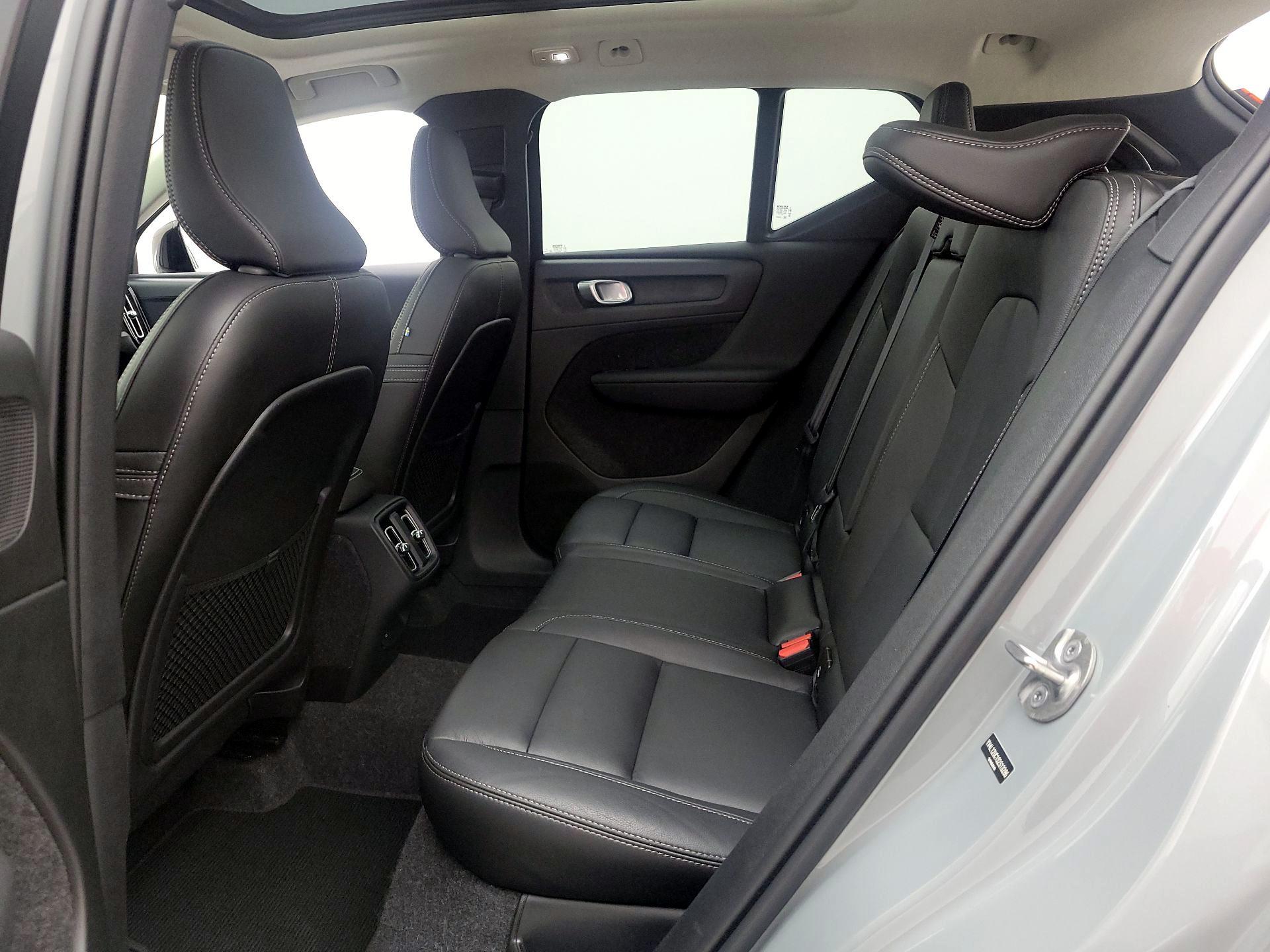 Thumbnail: 2025 Volvo XC40 - 18