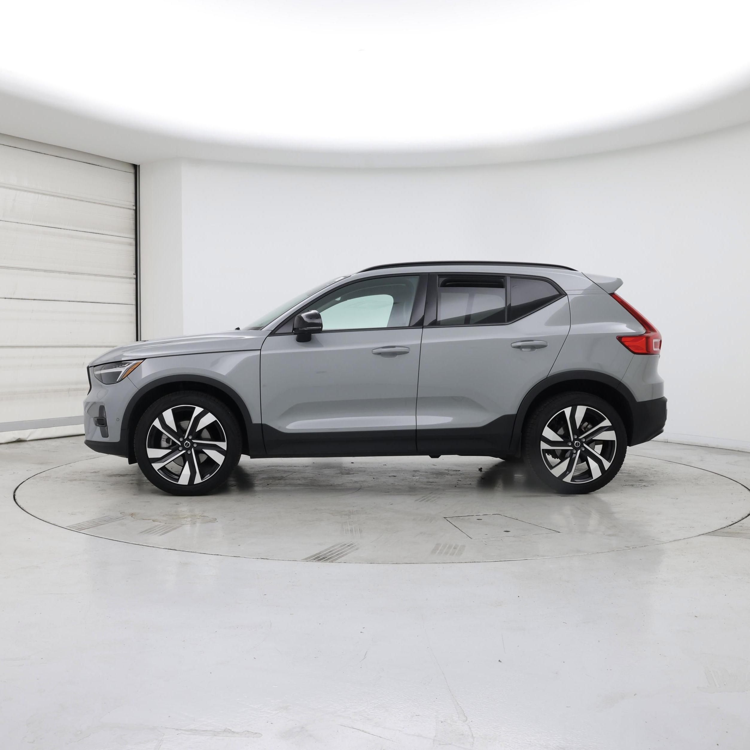 Thumbnail: 2025 Volvo XC40 - 3