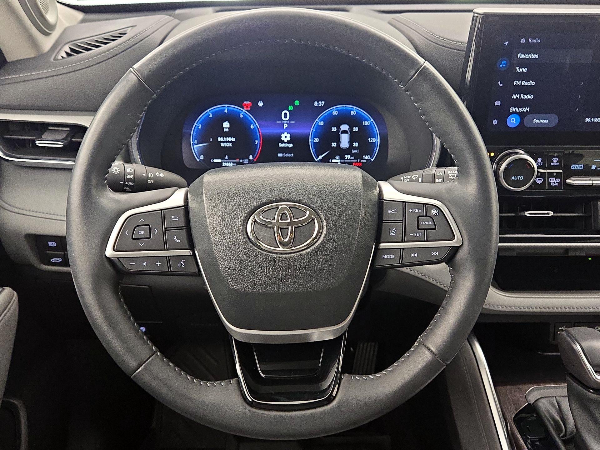 Thumbnail: 2023 Toyota Highlander - 10