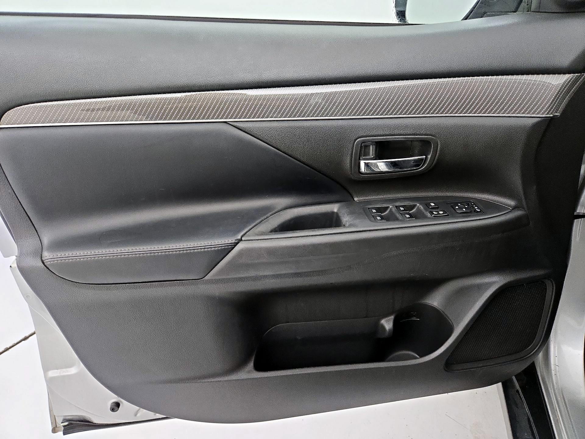 Thumbnail: 2019 Mitsubishi Outlander - 12