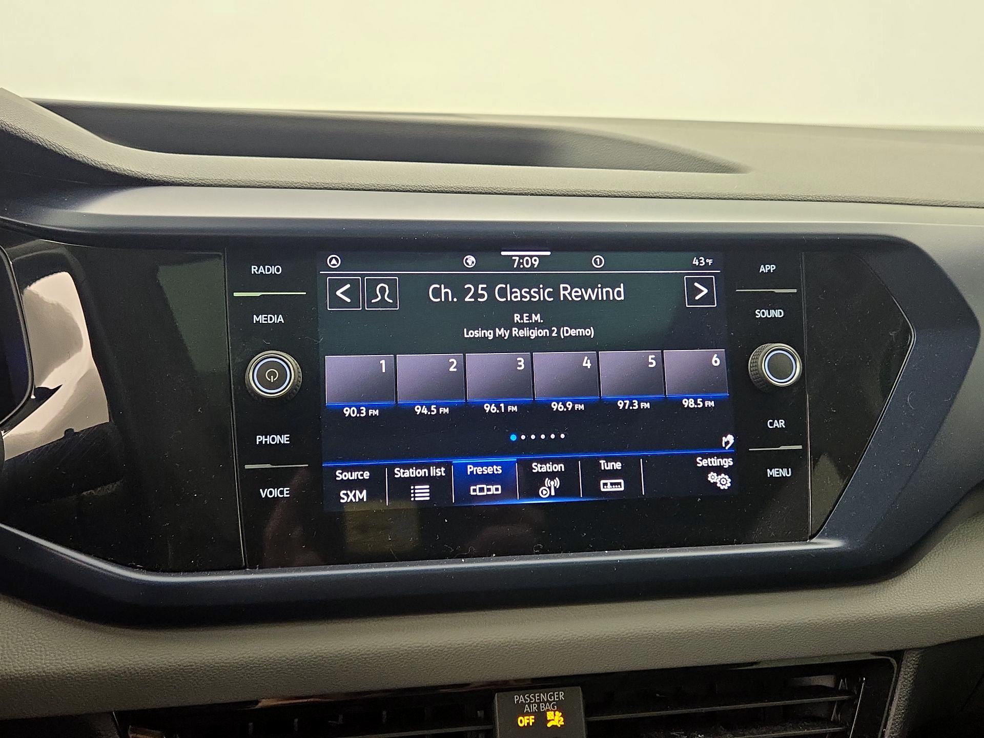 Thumbnail: 2022 Volkswagen Taos - 15