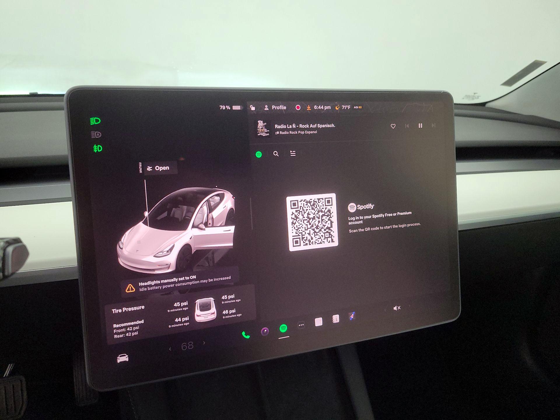 Thumbnail: 2022 Tesla Model 3 - 14