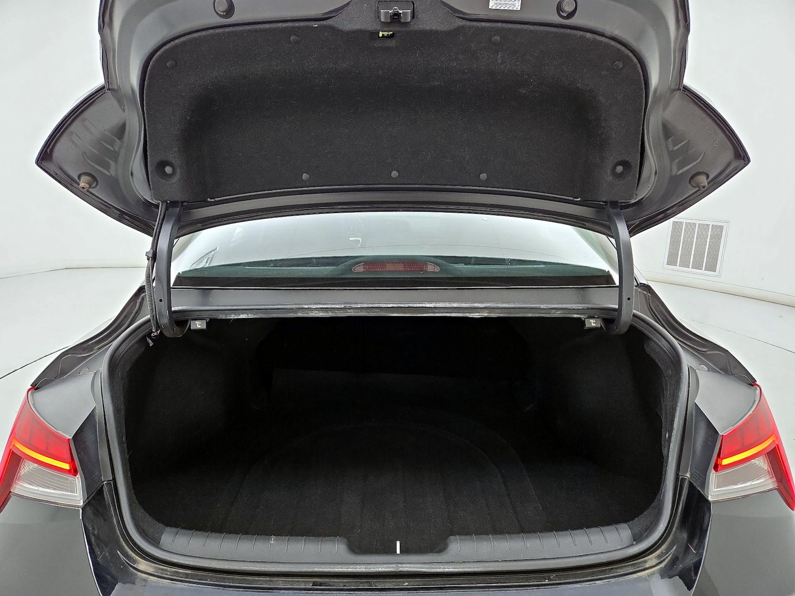 2023 Hyundai Elantra Limited - Photo 22