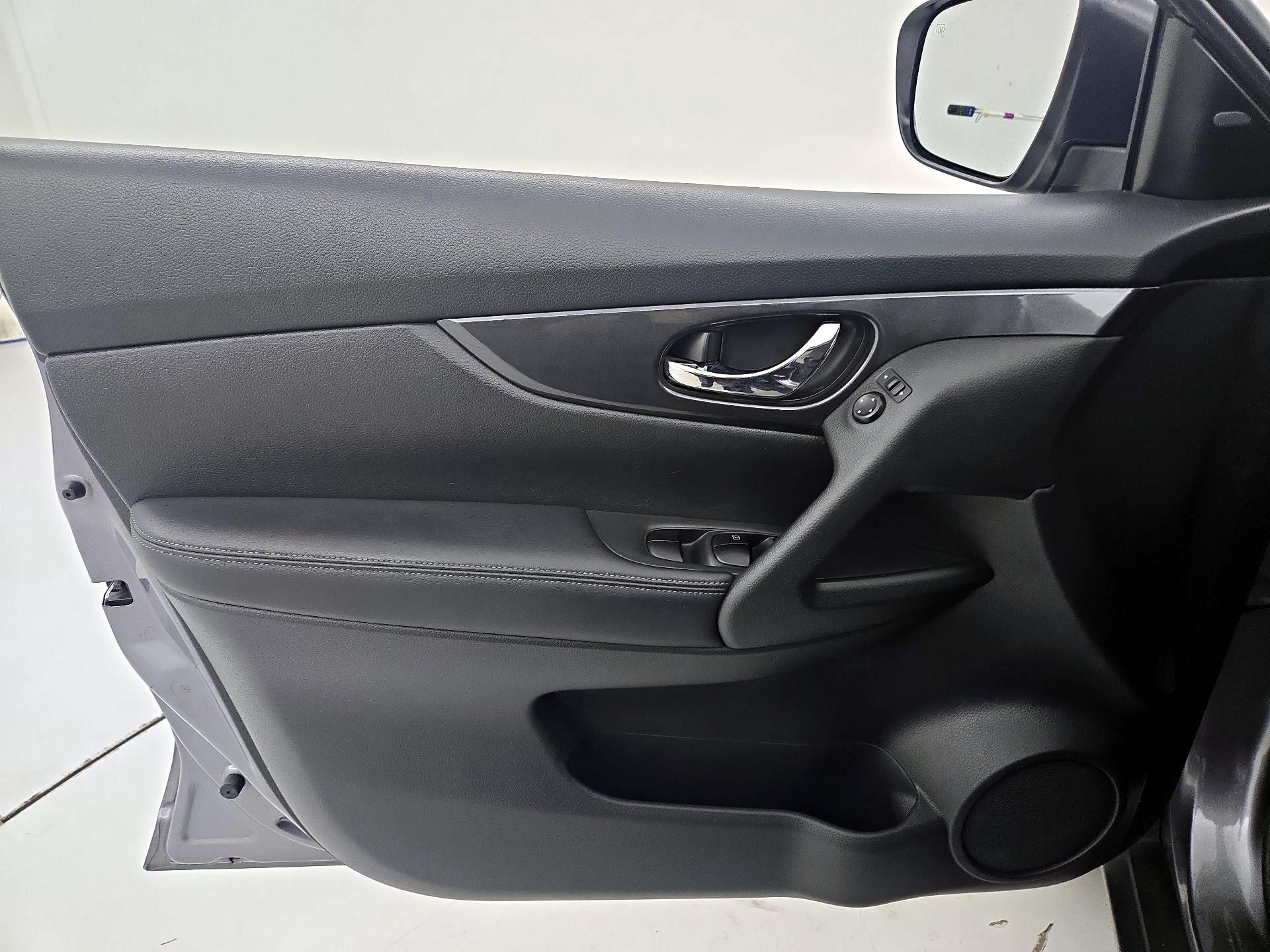 Thumbnail: 2017 Nissan Rogue - 12