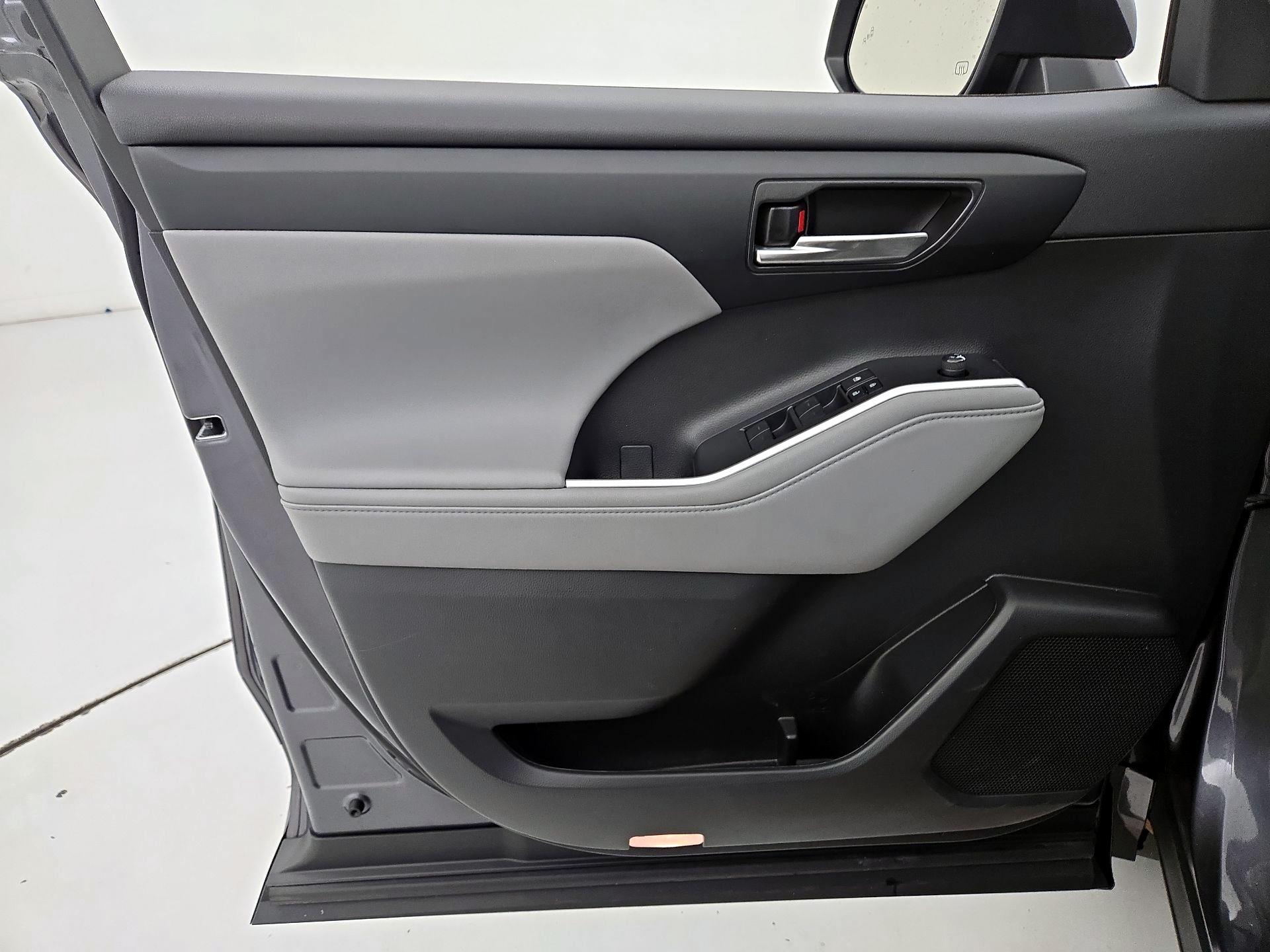 Thumbnail: 2023 Toyota Highlander - 12