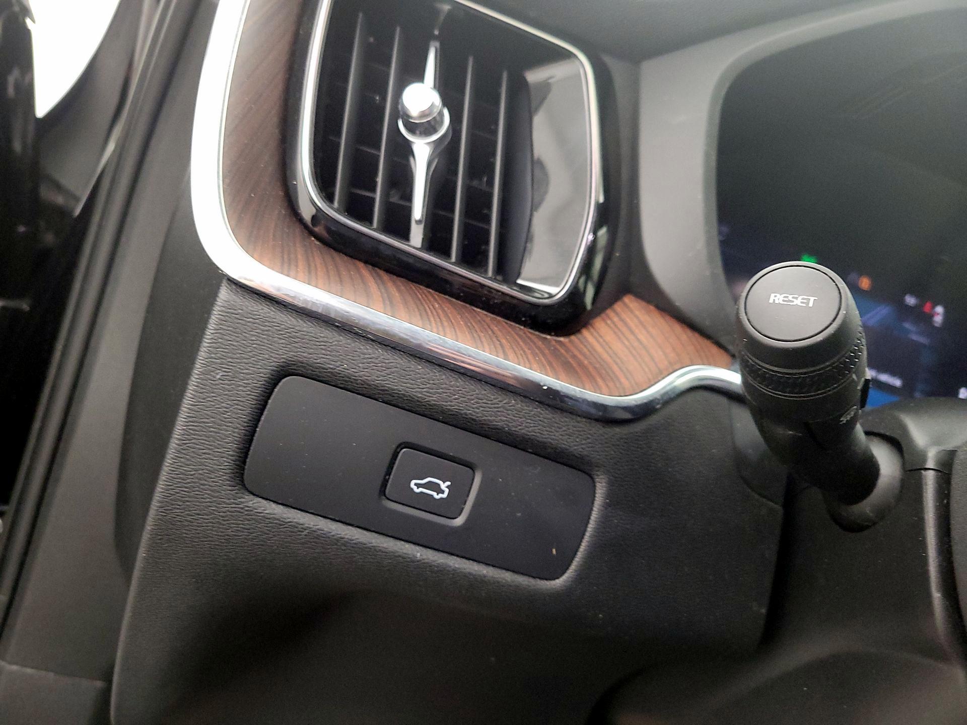 Thumbnail: 2023 Volvo XC60 - 13