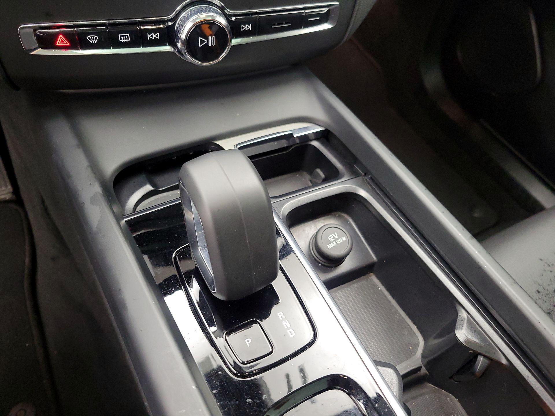 Thumbnail: 2025 Volvo XC60 - 17