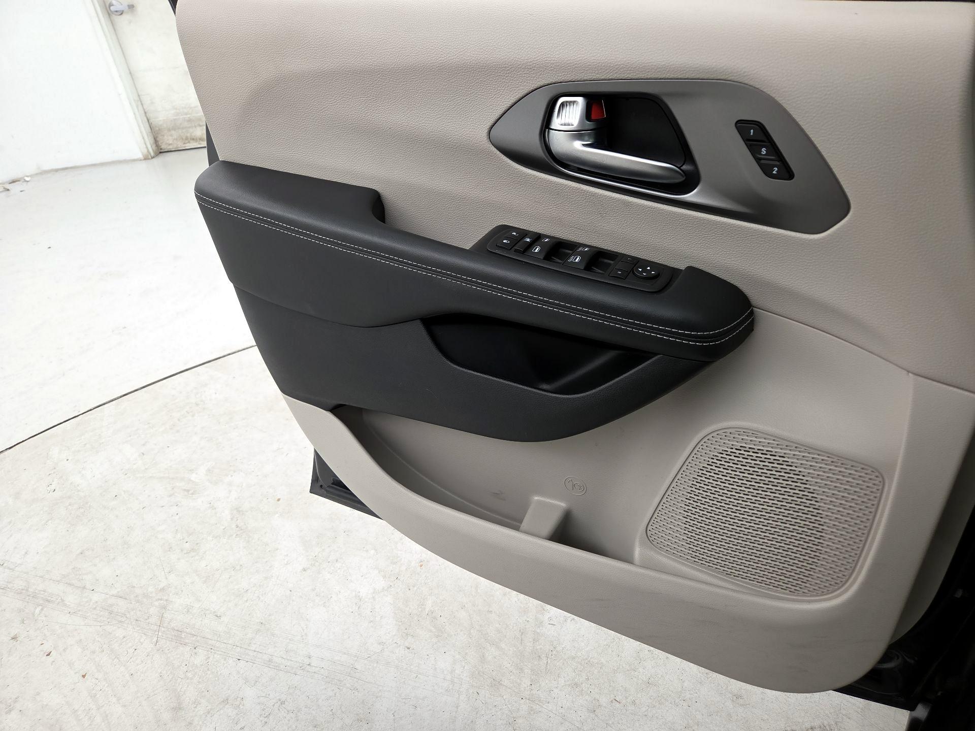 Thumbnail: 2023 Chrysler Pacifica - 12