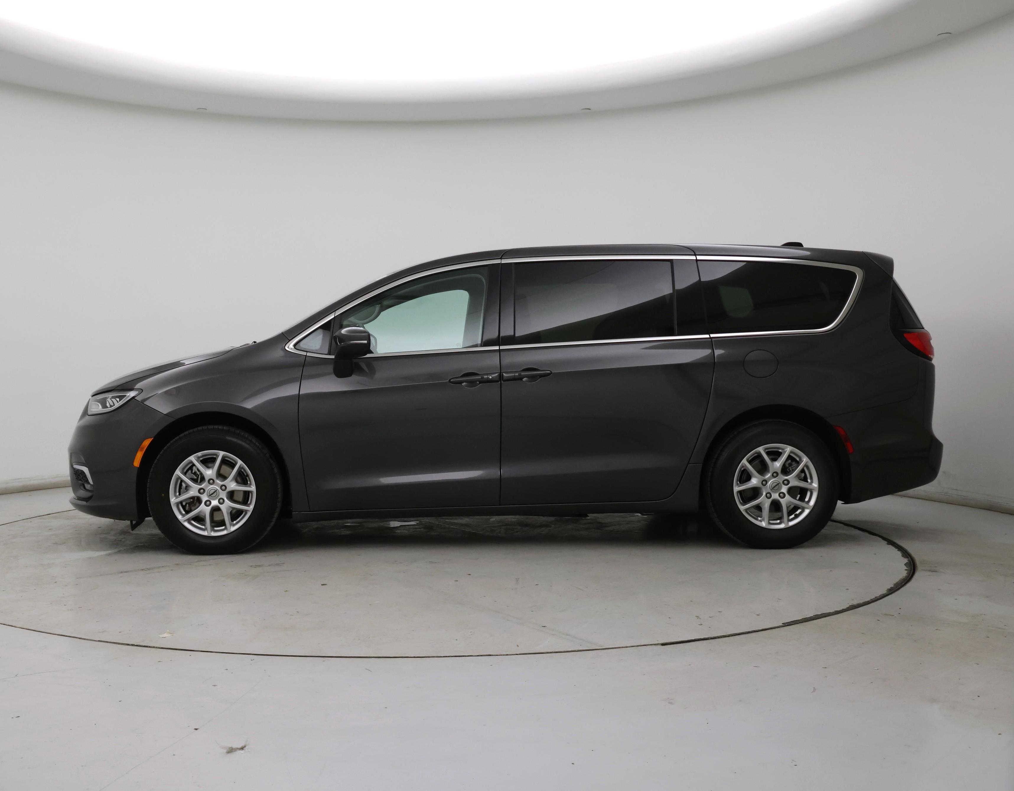 Thumbnail: 2023 Chrysler Pacifica - 3