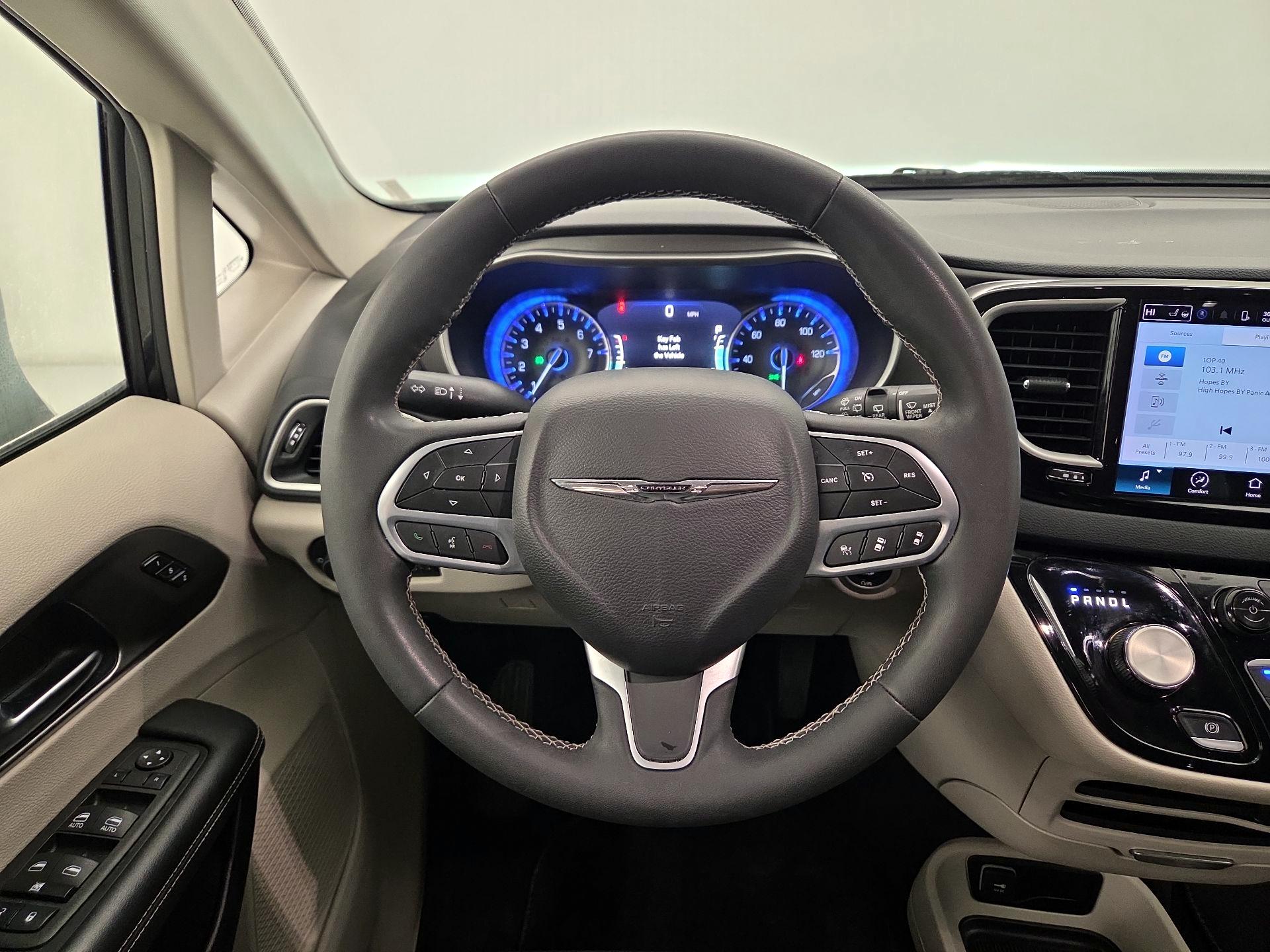 Thumbnail: 2023 Chrysler Pacifica - 10