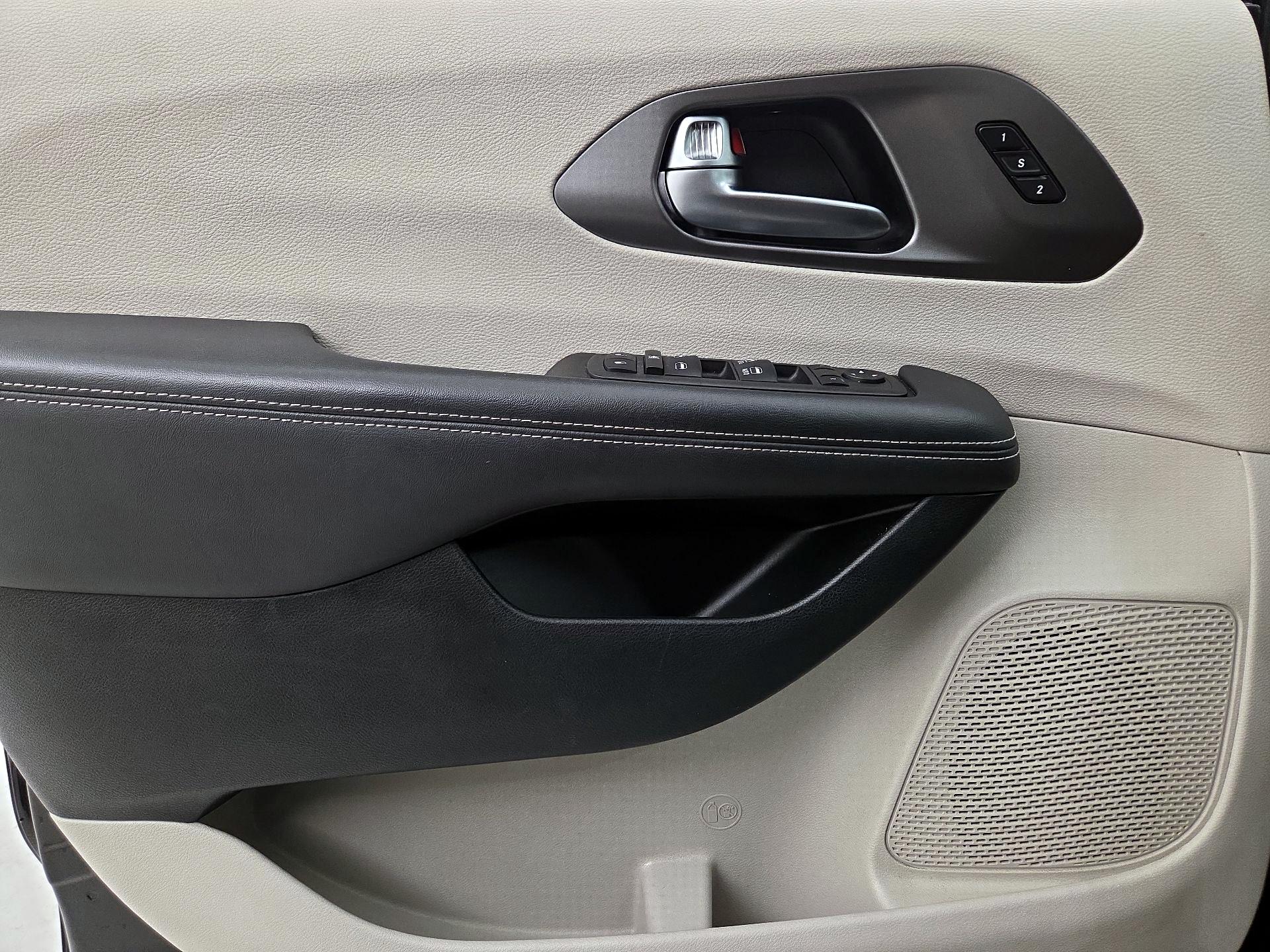 Thumbnail: 2023 Chrysler Pacifica - 12