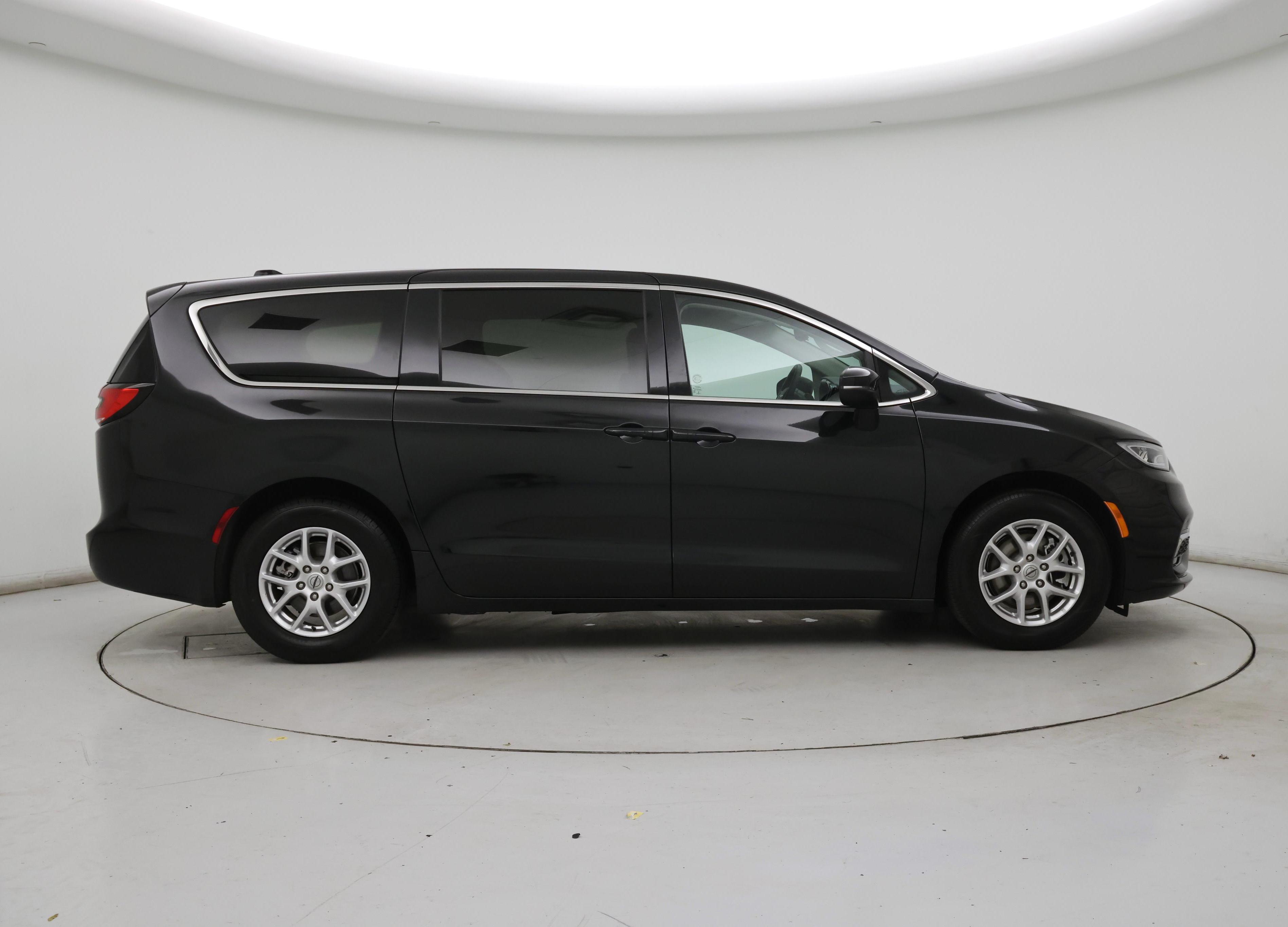 Thumbnail: 2023 Chrysler Pacifica - 7