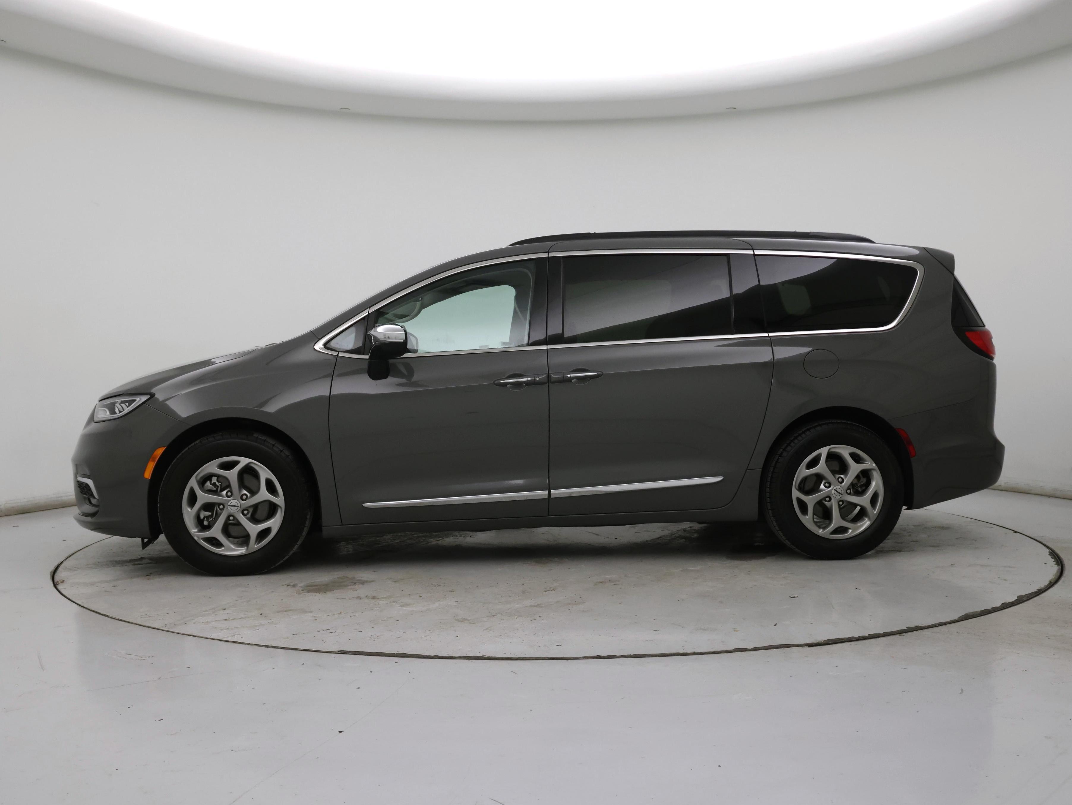 Thumbnail: 2023 Chrysler Pacifica - 3