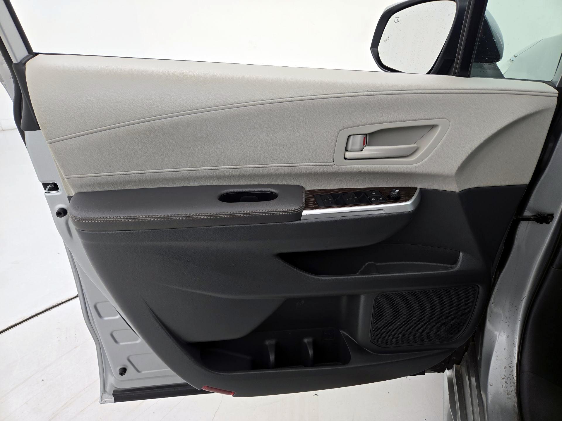 Thumbnail: 2024 Toyota Sienna - 12