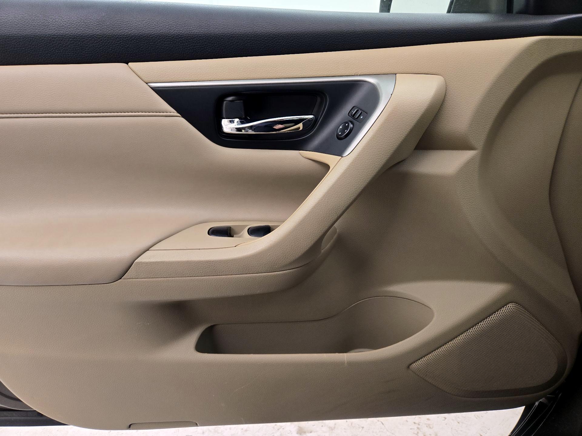 Thumbnail: 2015 Nissan Altima - 12