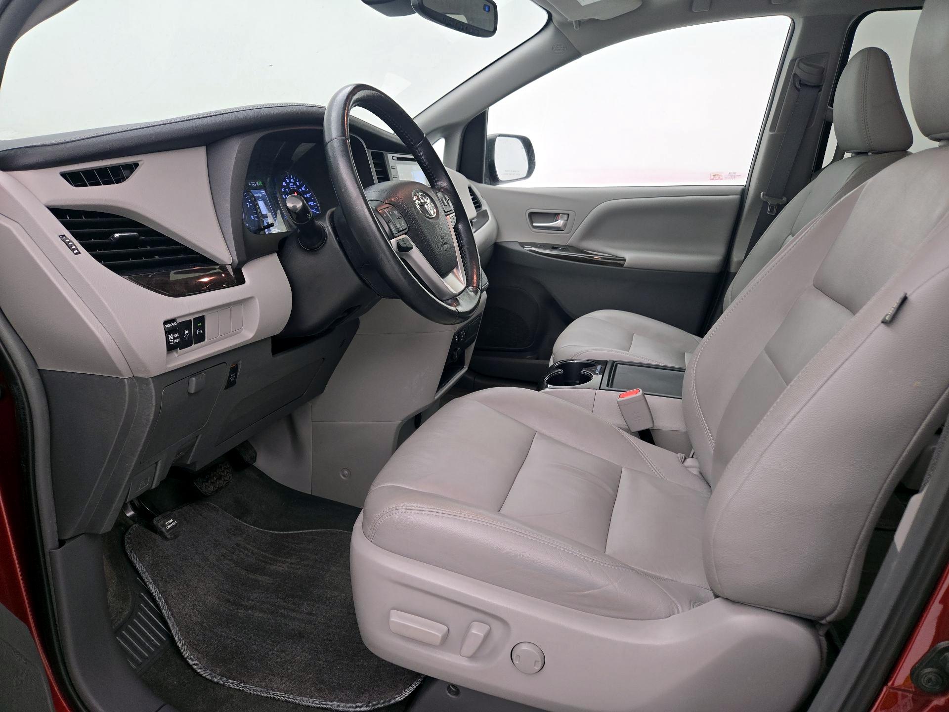 Thumbnail: 2018 Toyota Sienna - 11