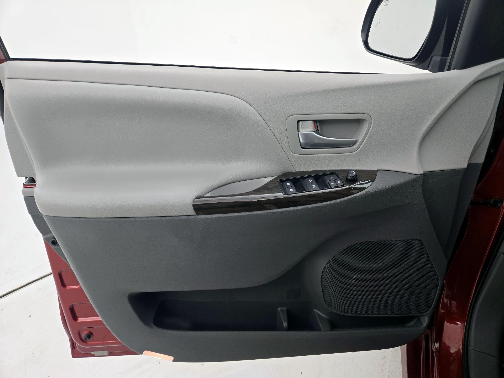 Thumbnail: 2018 Toyota Sienna - 12