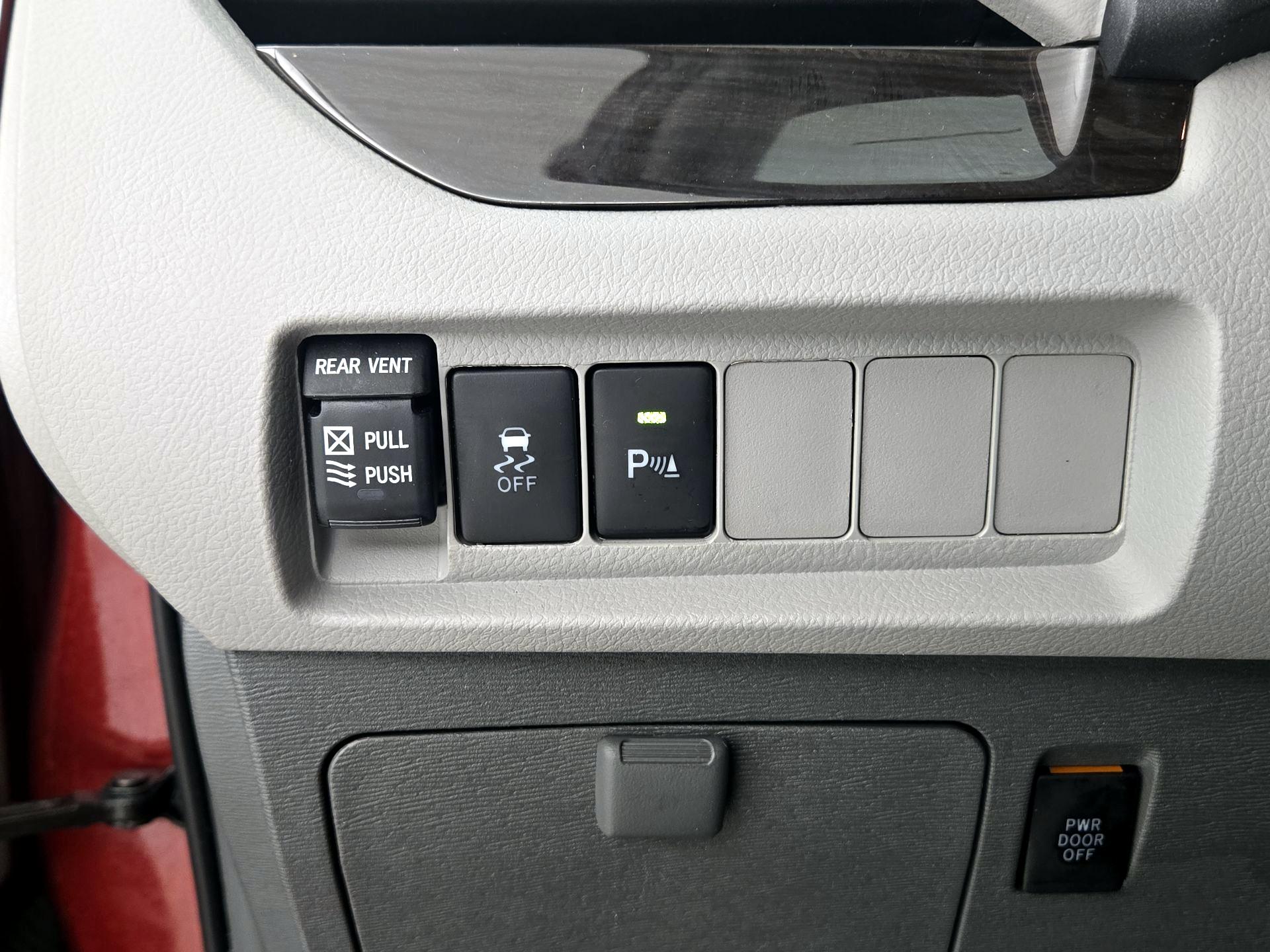 Thumbnail: 2018 Toyota Sienna - 13