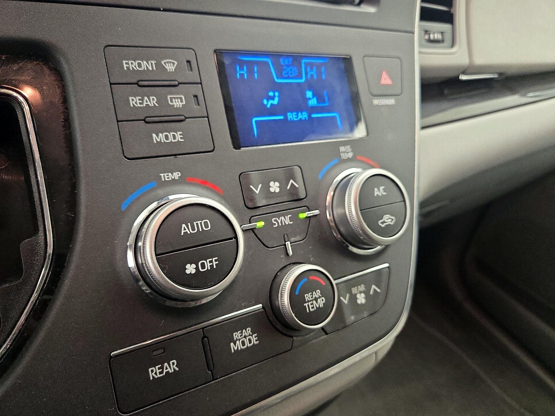 Thumbnail: 2018 Toyota Sienna - 16