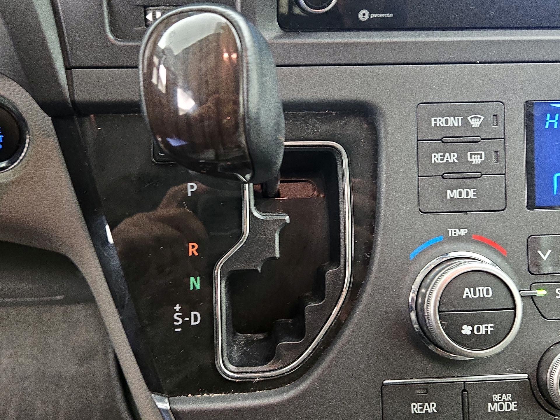 Thumbnail: 2018 Toyota Sienna - 17