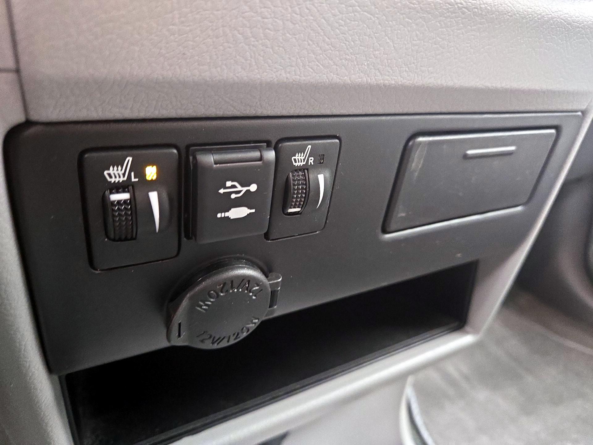 Thumbnail: 2018 Toyota Sienna - 18