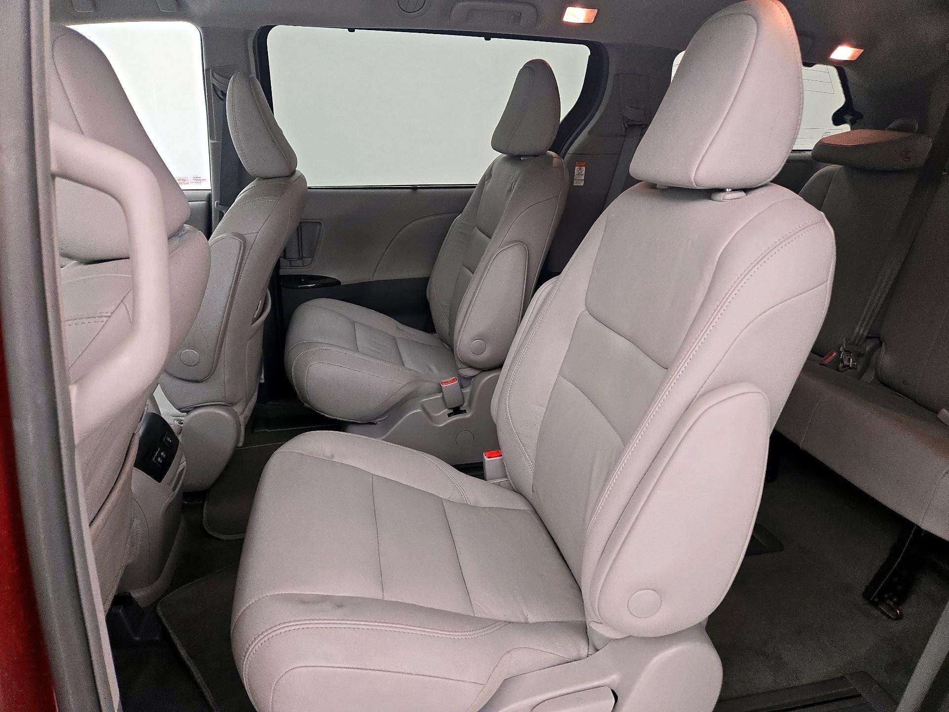 Thumbnail: 2018 Toyota Sienna - 20