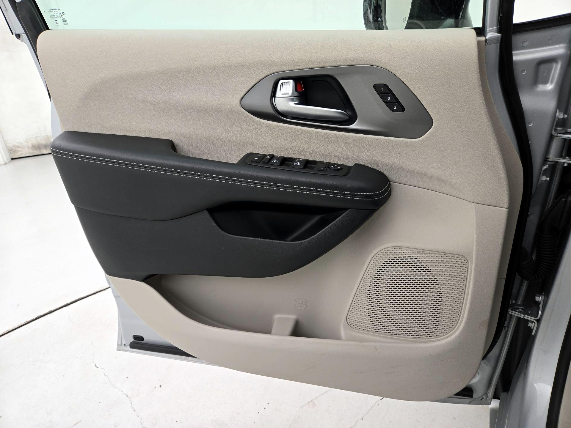 Thumbnail: 2024 Chrysler Pacifica - 12