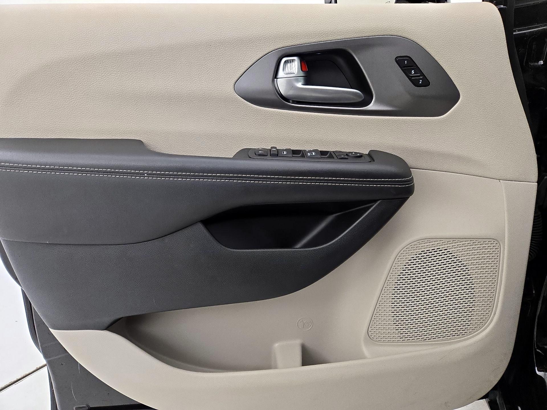 Thumbnail: 2024 Chrysler Pacifica - 12