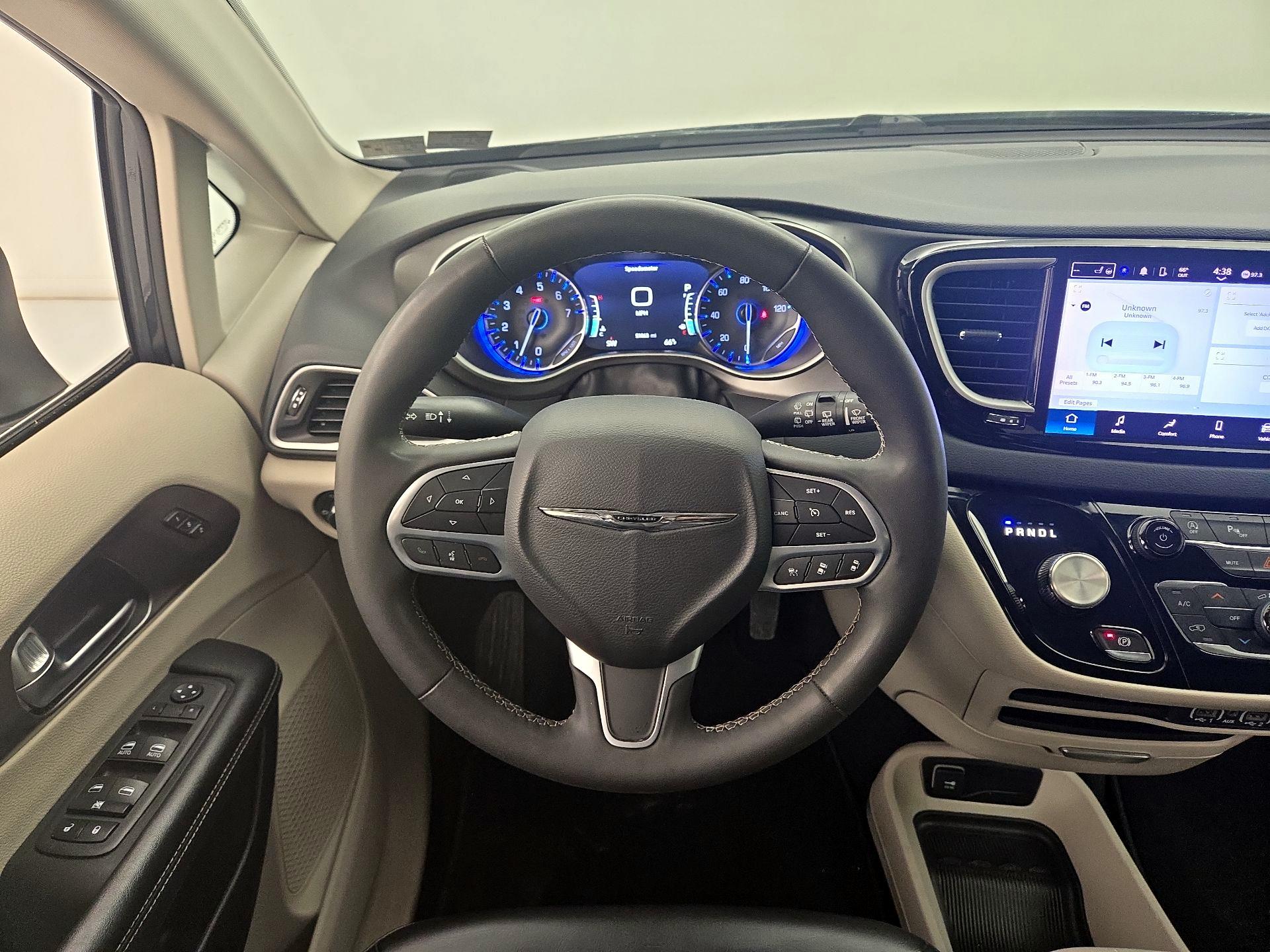 Thumbnail: 2023 Chrysler Pacifica - 10